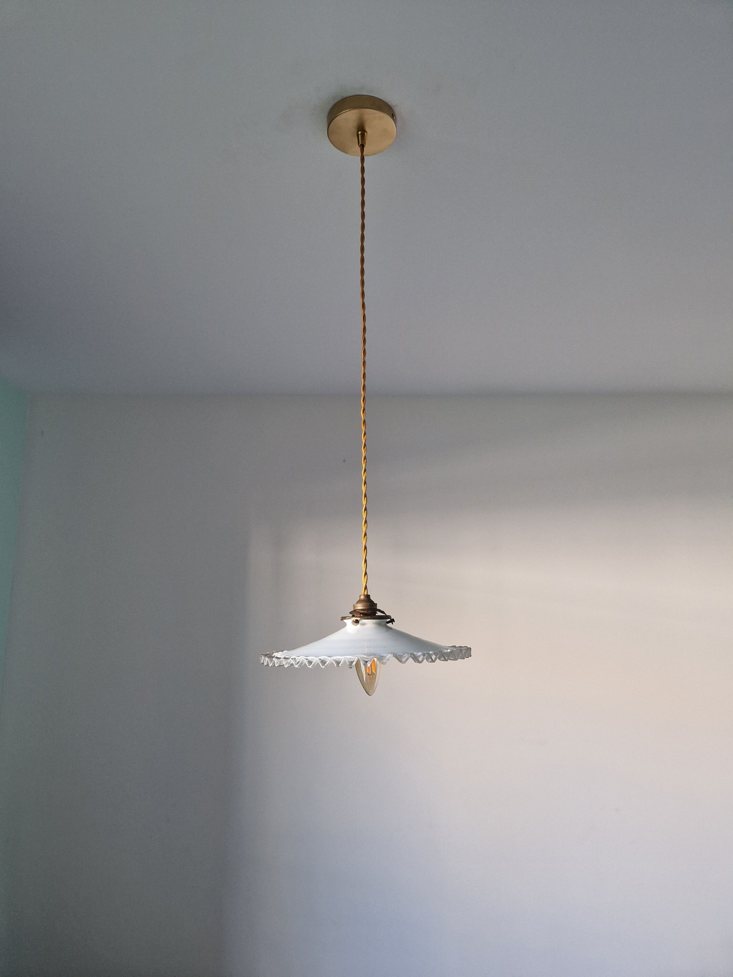 Suspension vintage en opaline dentelée