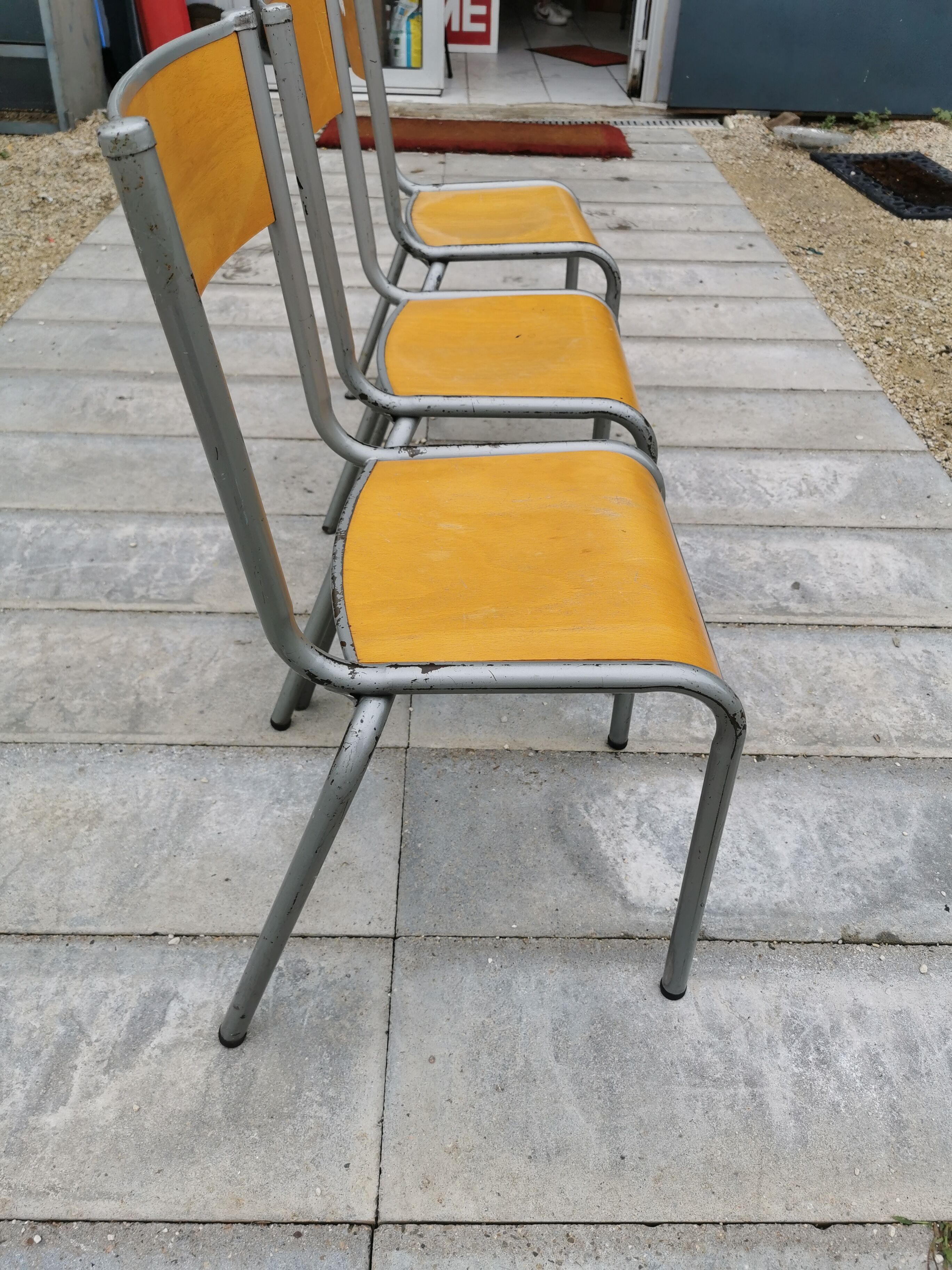 Lot de trois chaises d'école vintage