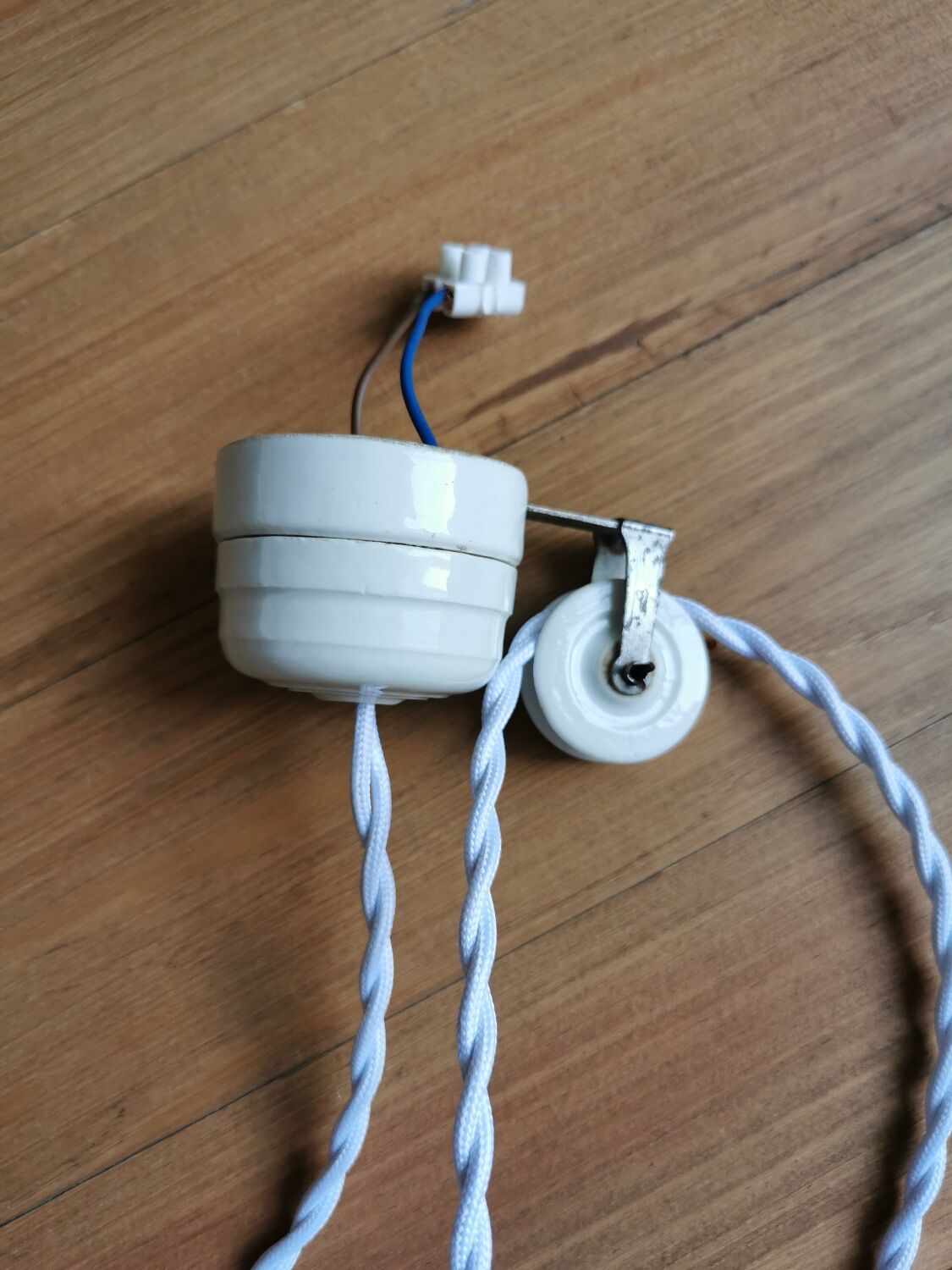 Opaline suspension with up and down