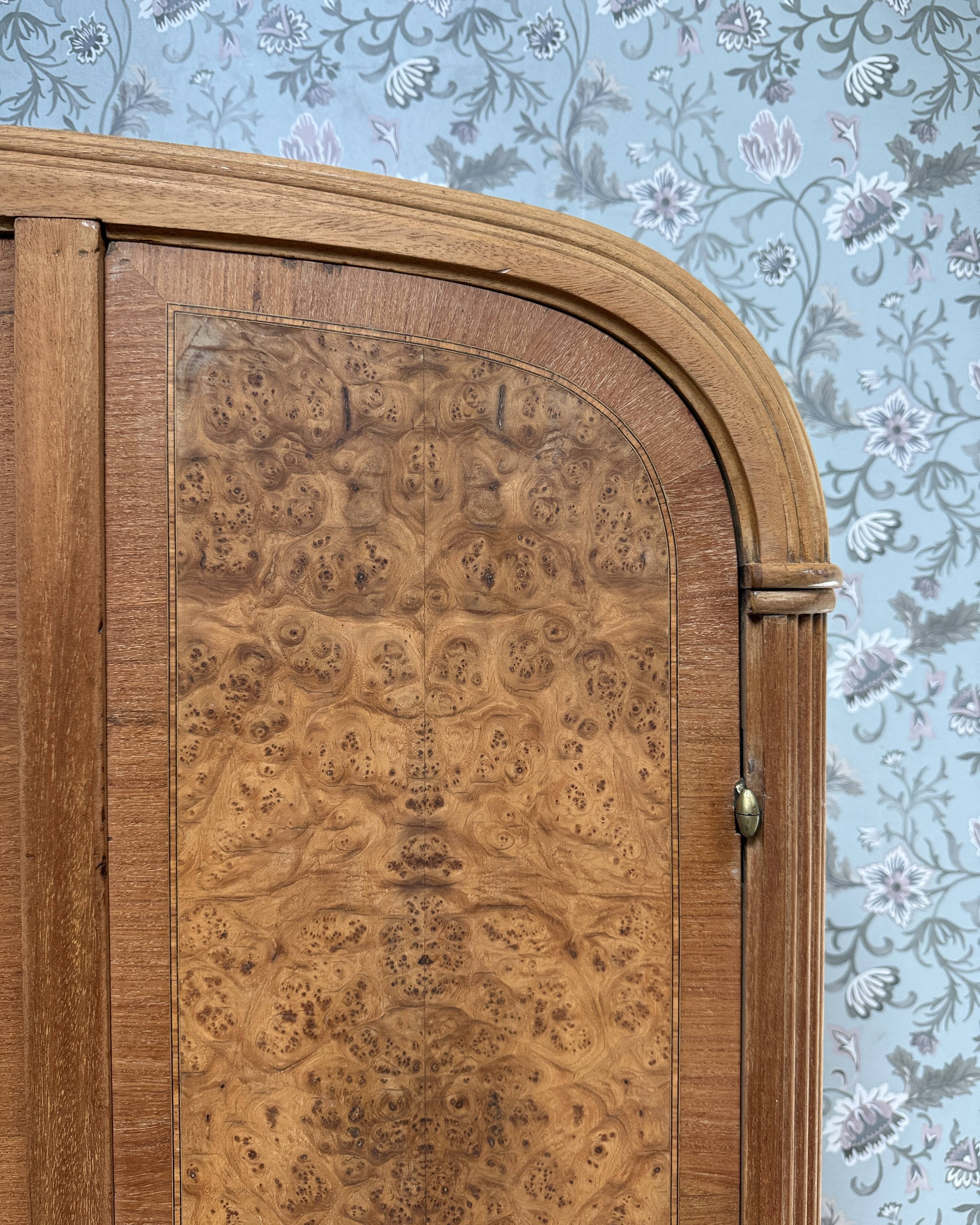 Armoire Art Déco en érable moucheté, rénovée