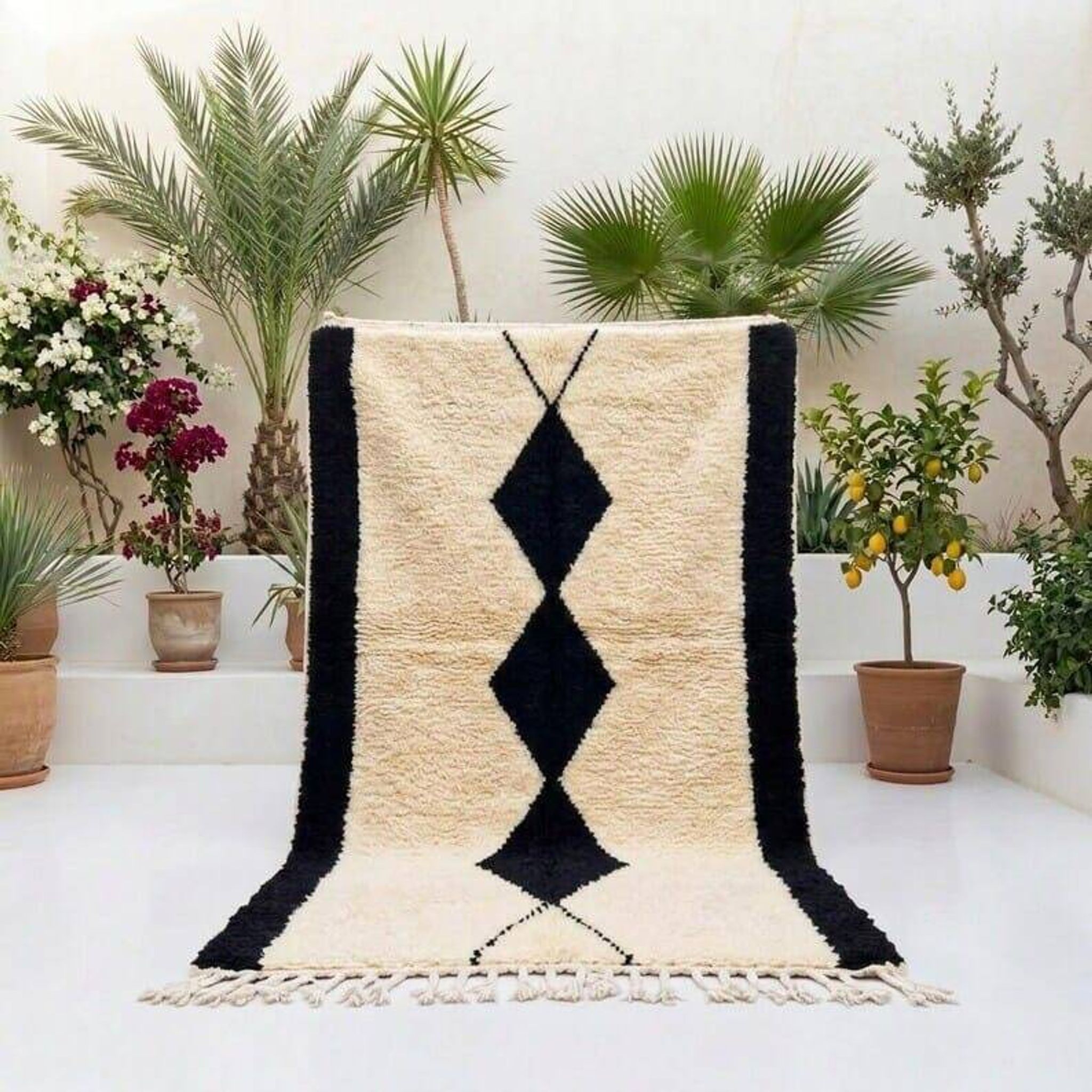 Handmade traditional artisan rug size 200/300 cm.