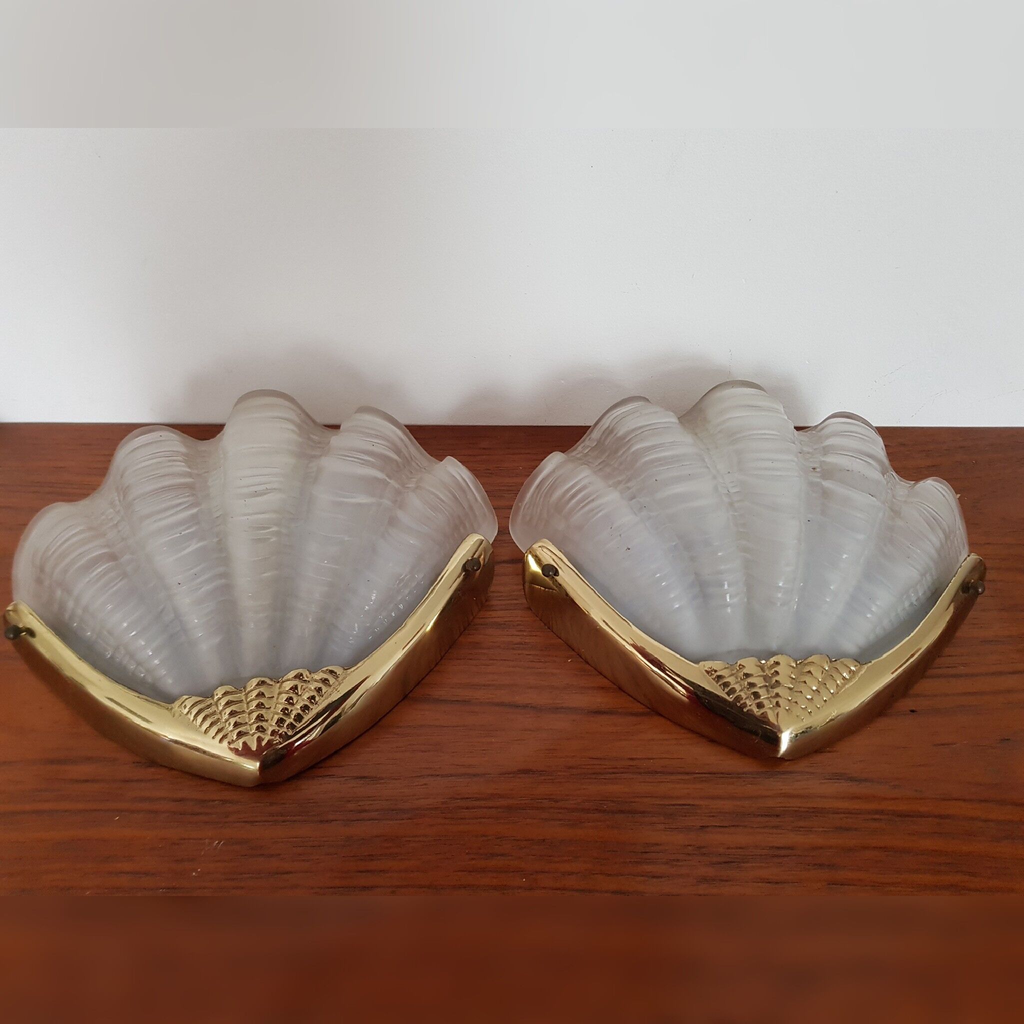 Art deco shape shell wall light