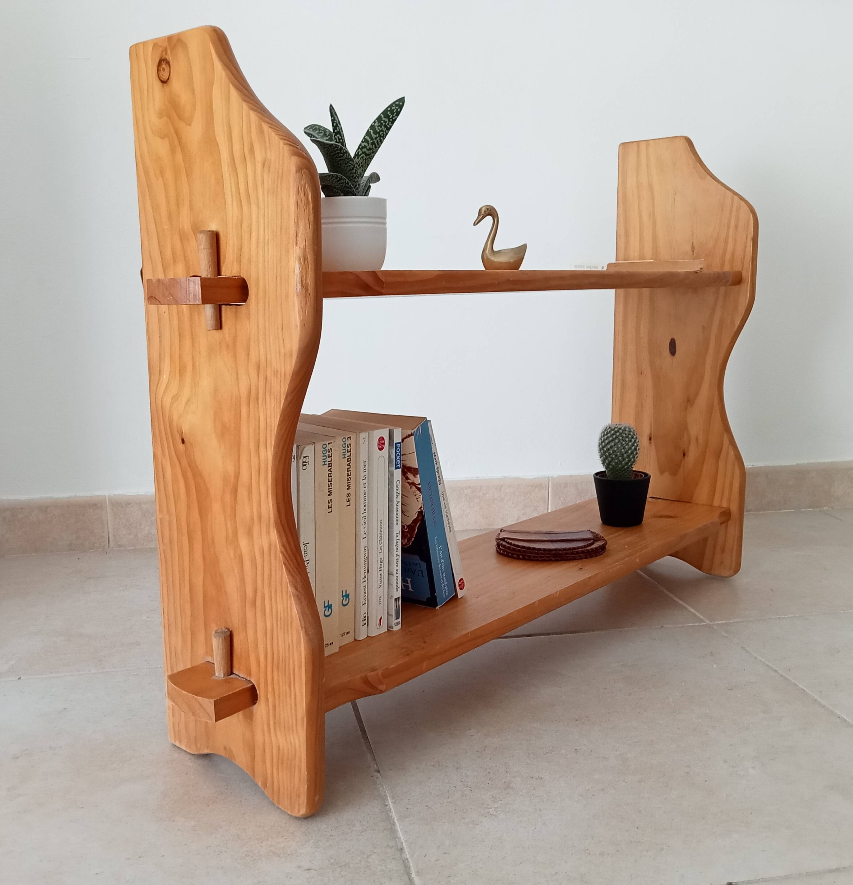 Vintage wall shelf in pine from the 70s/80s.