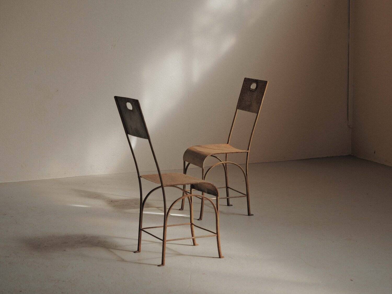 Paire de chaises en acier et tôle rivetée, vers 1920