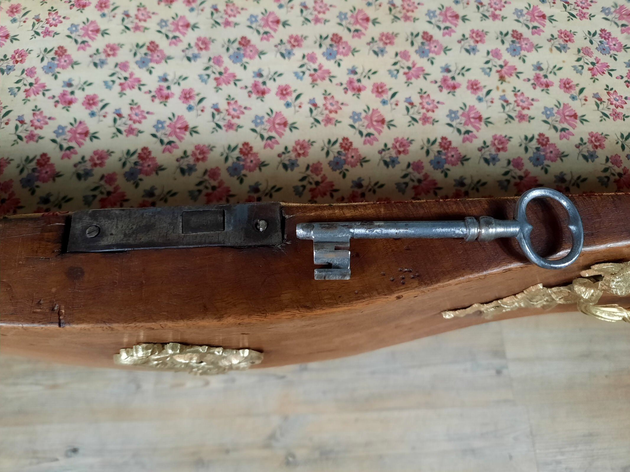 Chest of drawers crossbow louis XV in walnut XVIII th around 1750