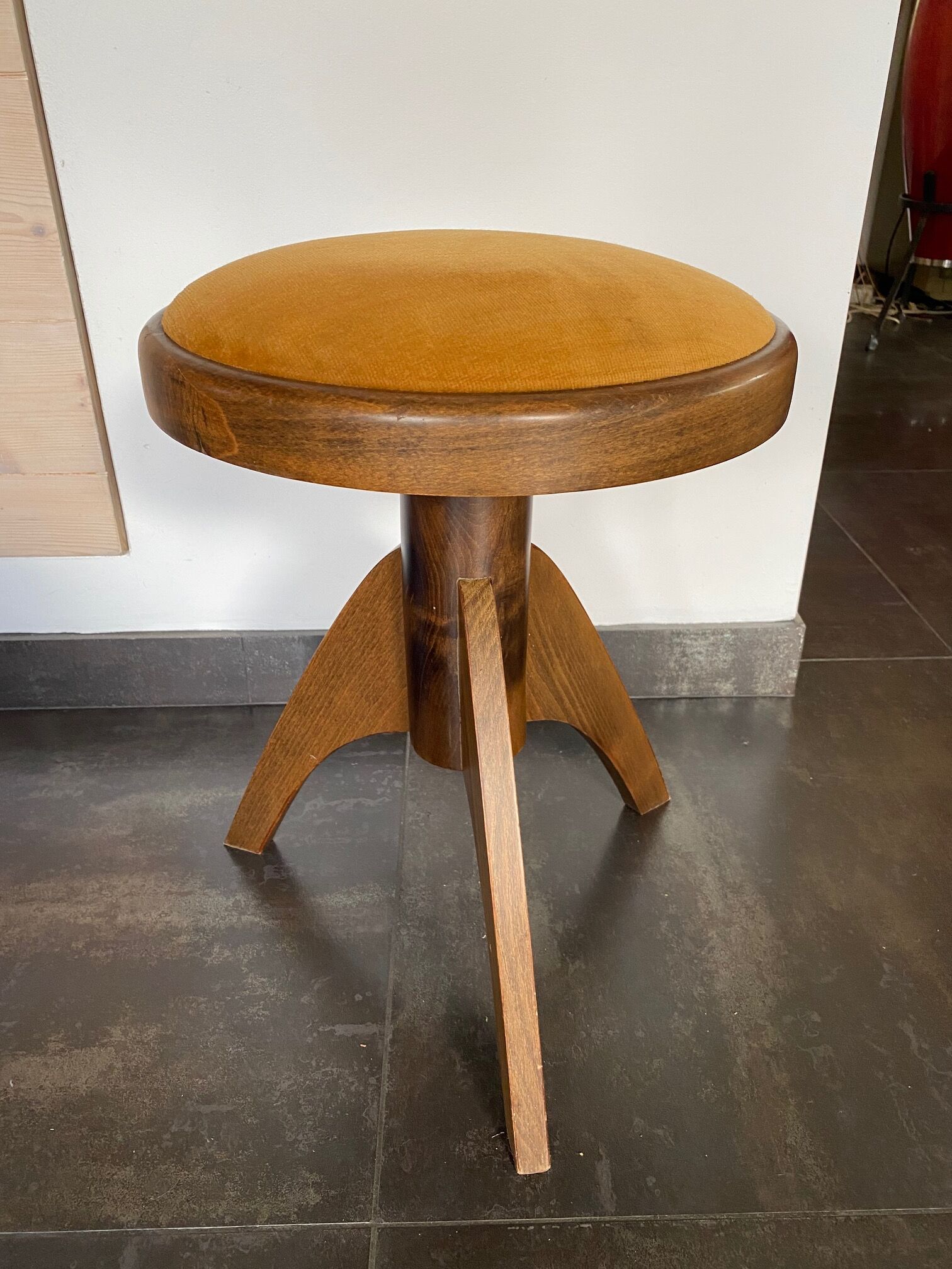 Adjustable vintage piano stool made of wood and velvet