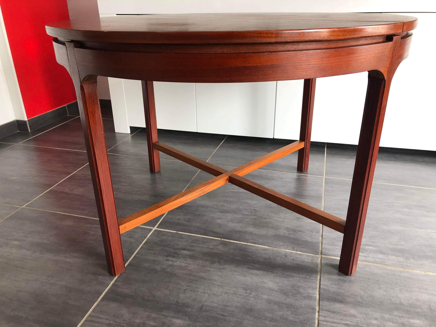 Scandinavian extendable round table 1970s