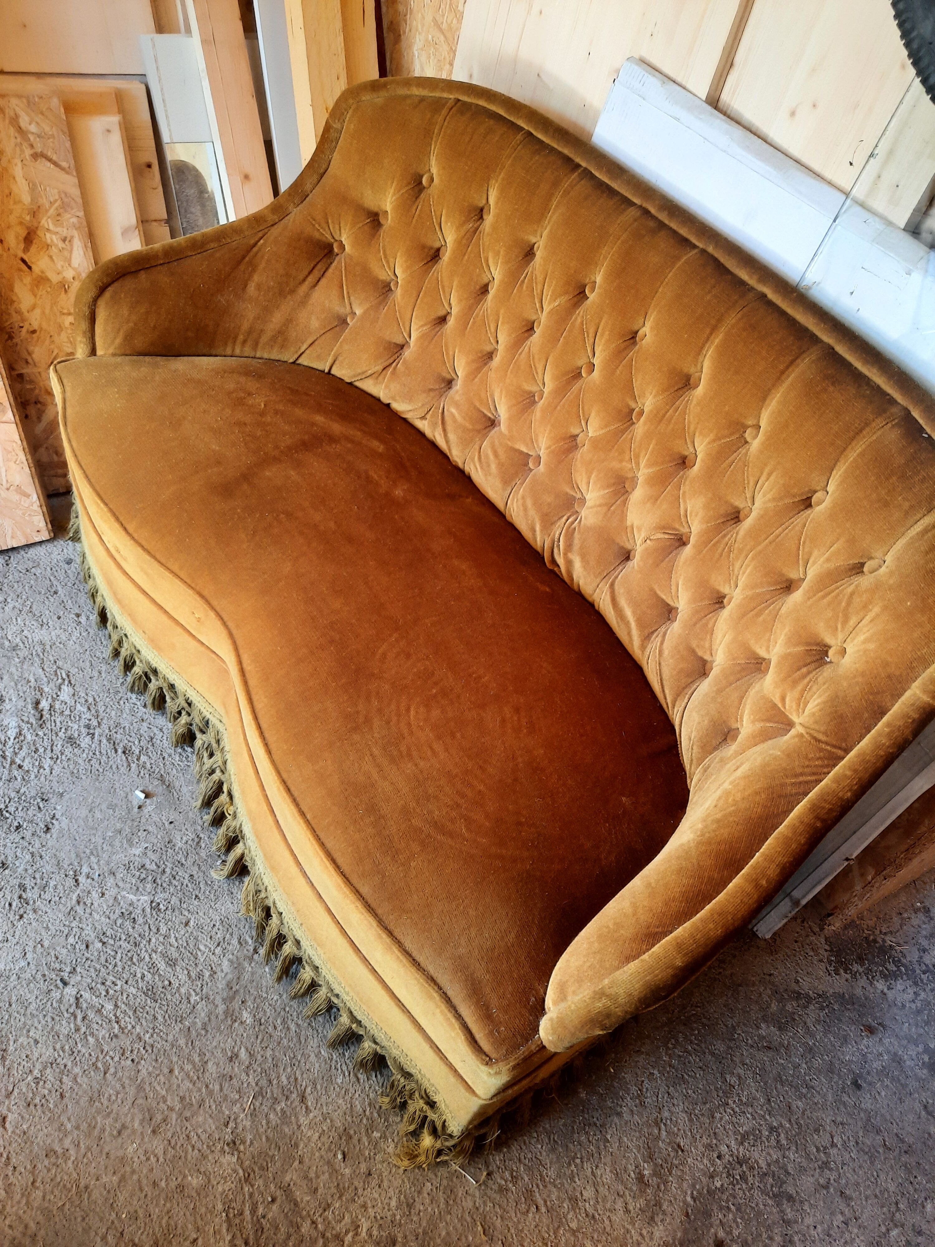 Two-seater sofa toad style
