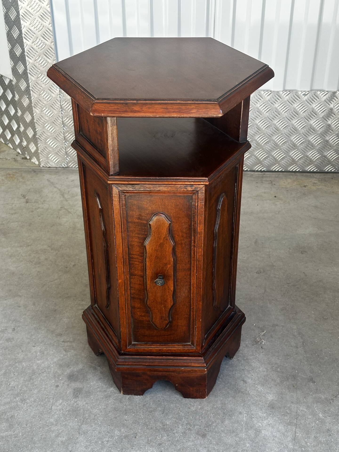 Meuble d’appoint hexagonal en bois d’acajou– XXe siècle