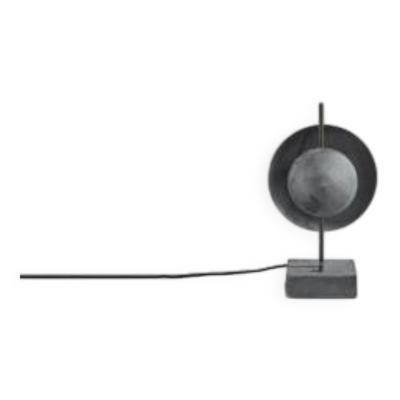 Lampe de table en métal oxydé, œuvre contemporaine.