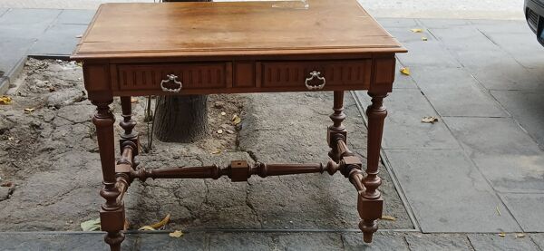 Bureau plat ancien en bois à deux tiroirs