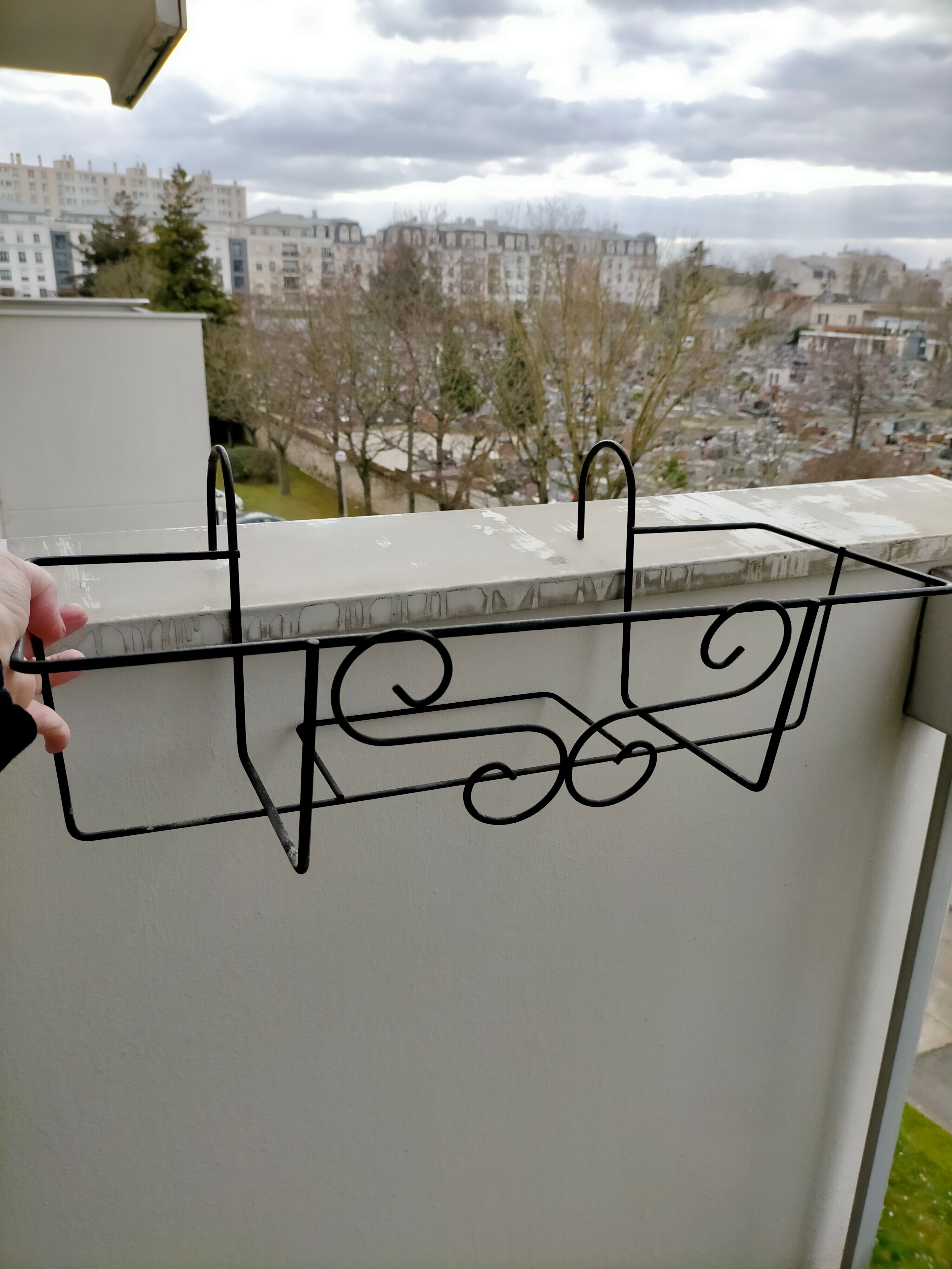 Set of two iron planters