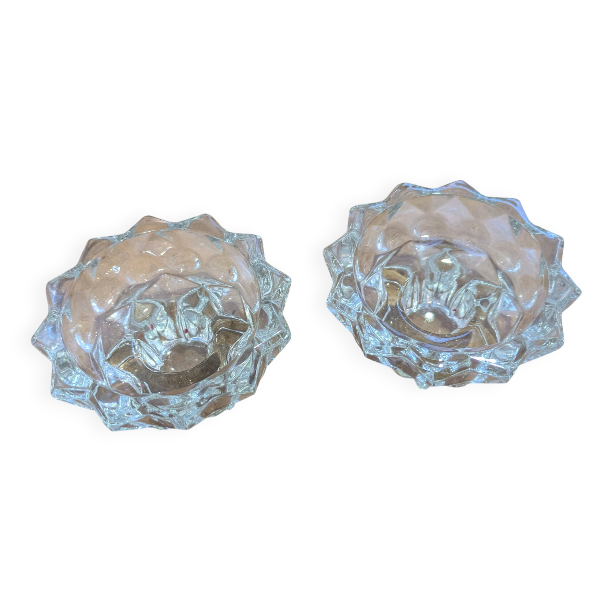 Low candle holder in chiseled glass