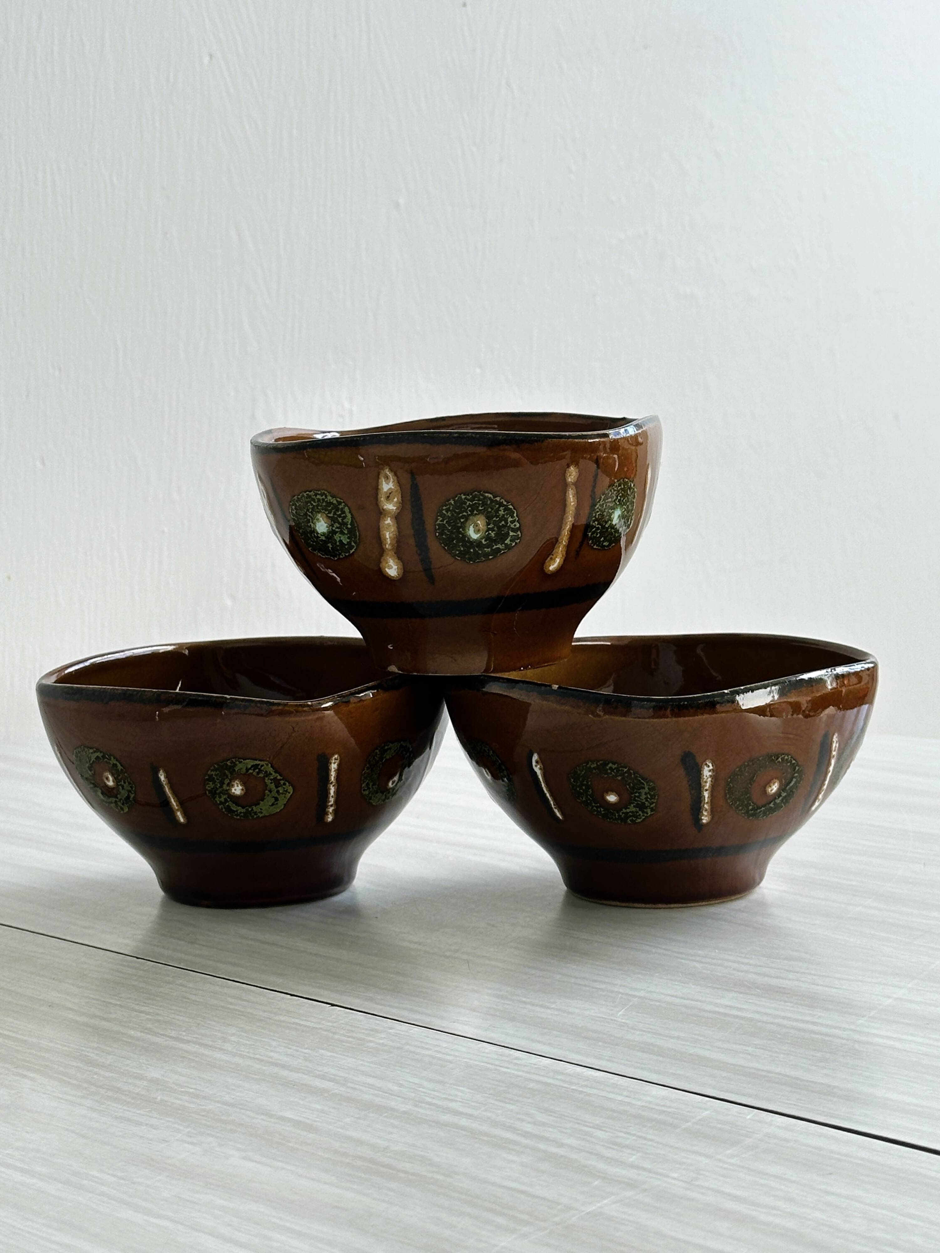 3 ceramic bowls.