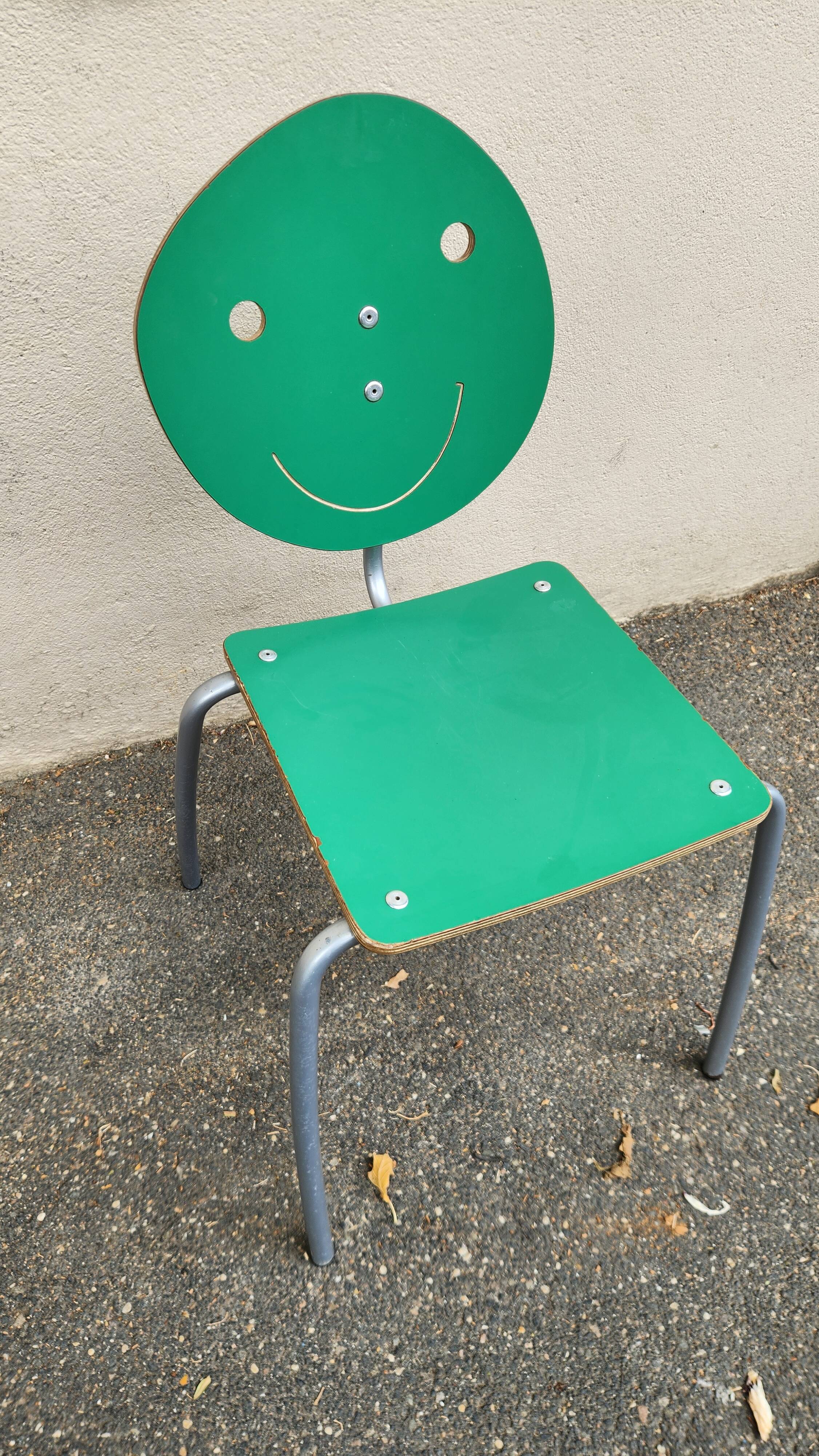 "Smile / Face" design chairs by Agatha Ruiz de la Prada - AMAT