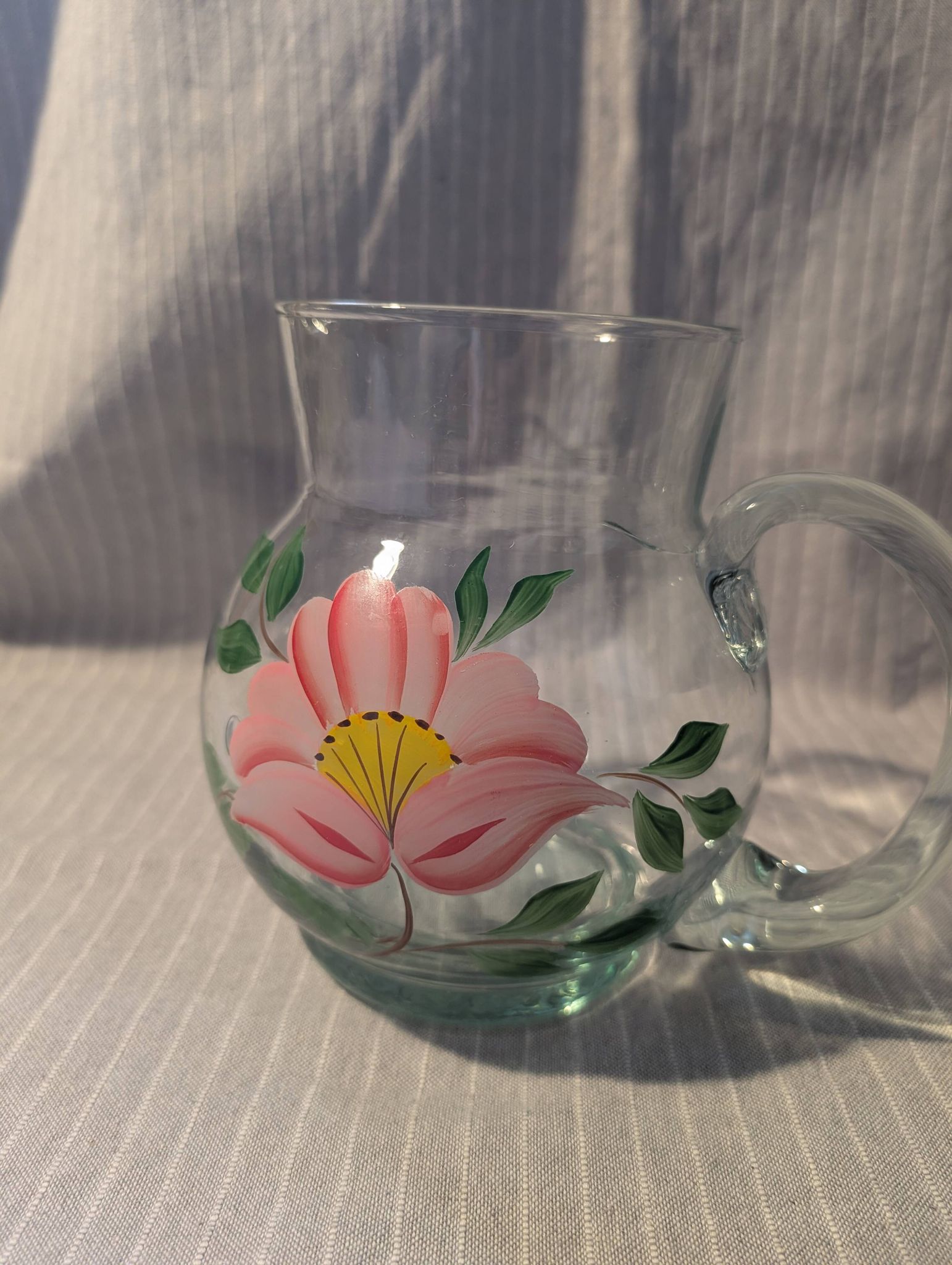 Pichet décoratif avec motif floral
