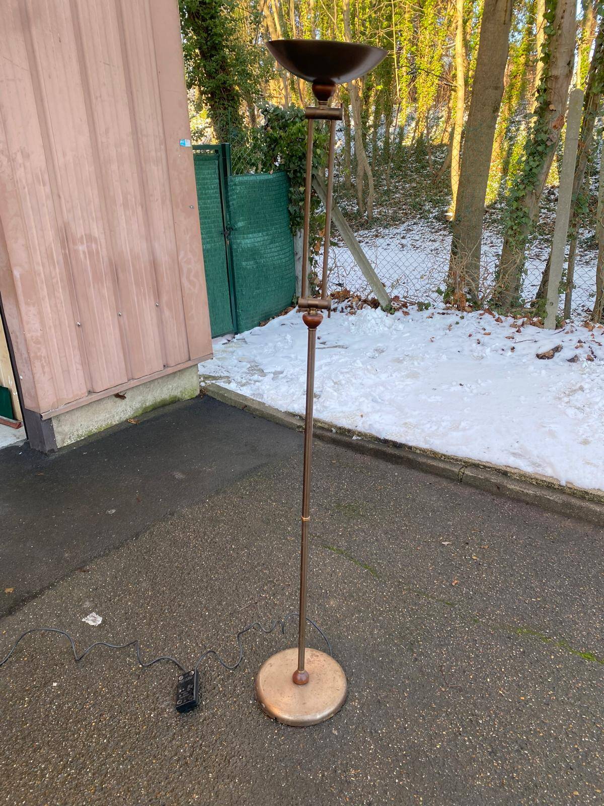 Vintage articulated floor lamp in gilded bronze and solid wood 1950.