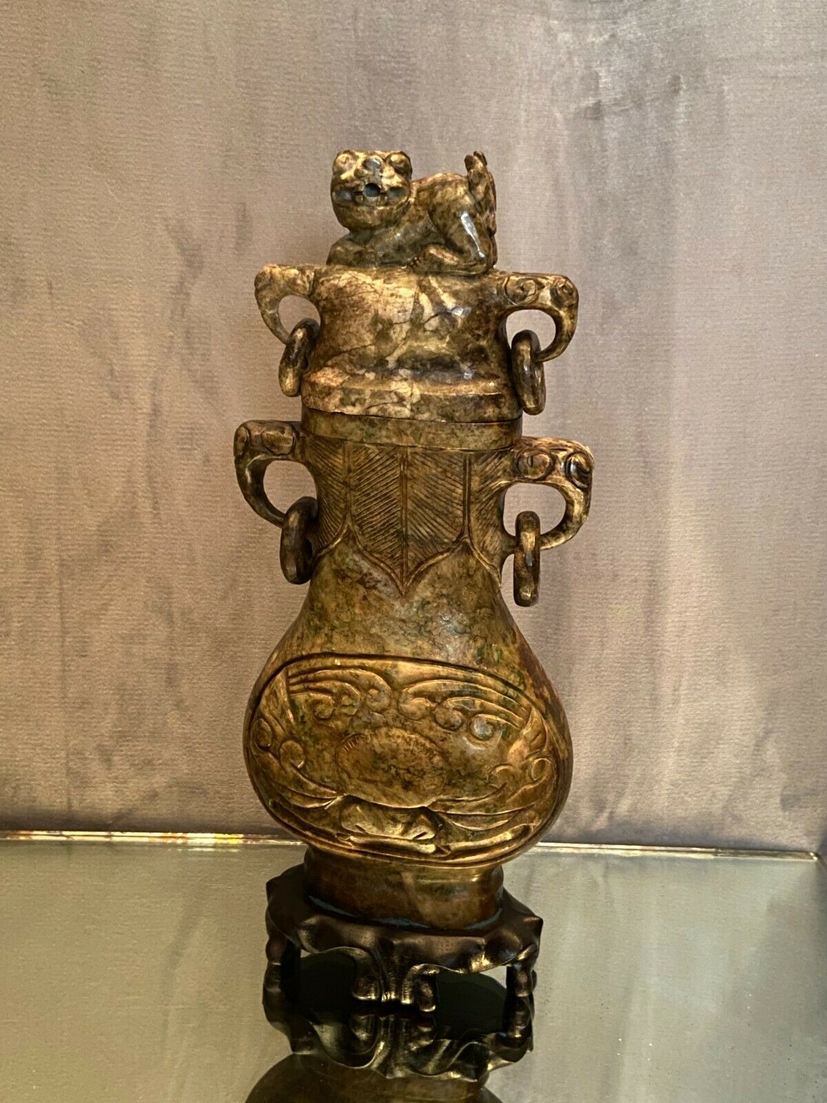 Covered vase in hard stone carved China