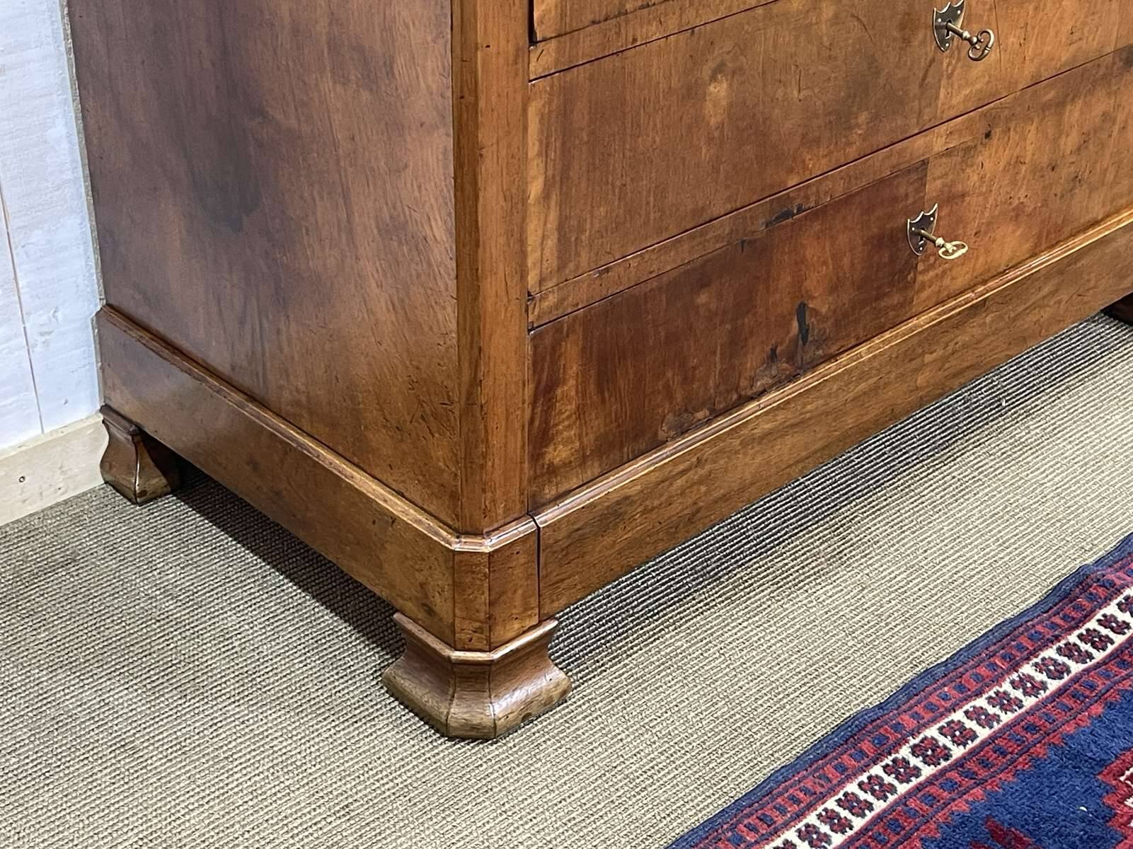 Commode Louis Philippe fin XIXème en noyer et sapin