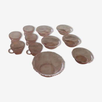 Tasses et coupelles en verre rose