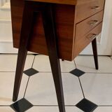 Travailleuse scandinave pieds compas