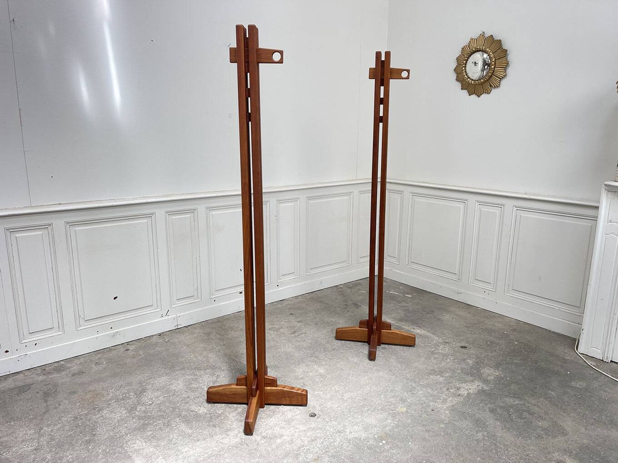 Duo de porte-manteaux 1970 en orme massif