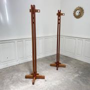 Duo de porte-manteaux 1970 en orme massif