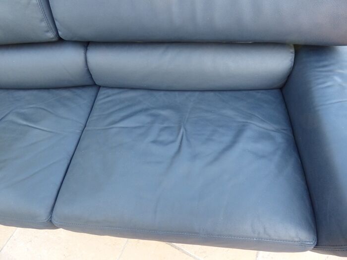 3-seater non-convertible sofa upholstered in navy blue leather – Very good condition