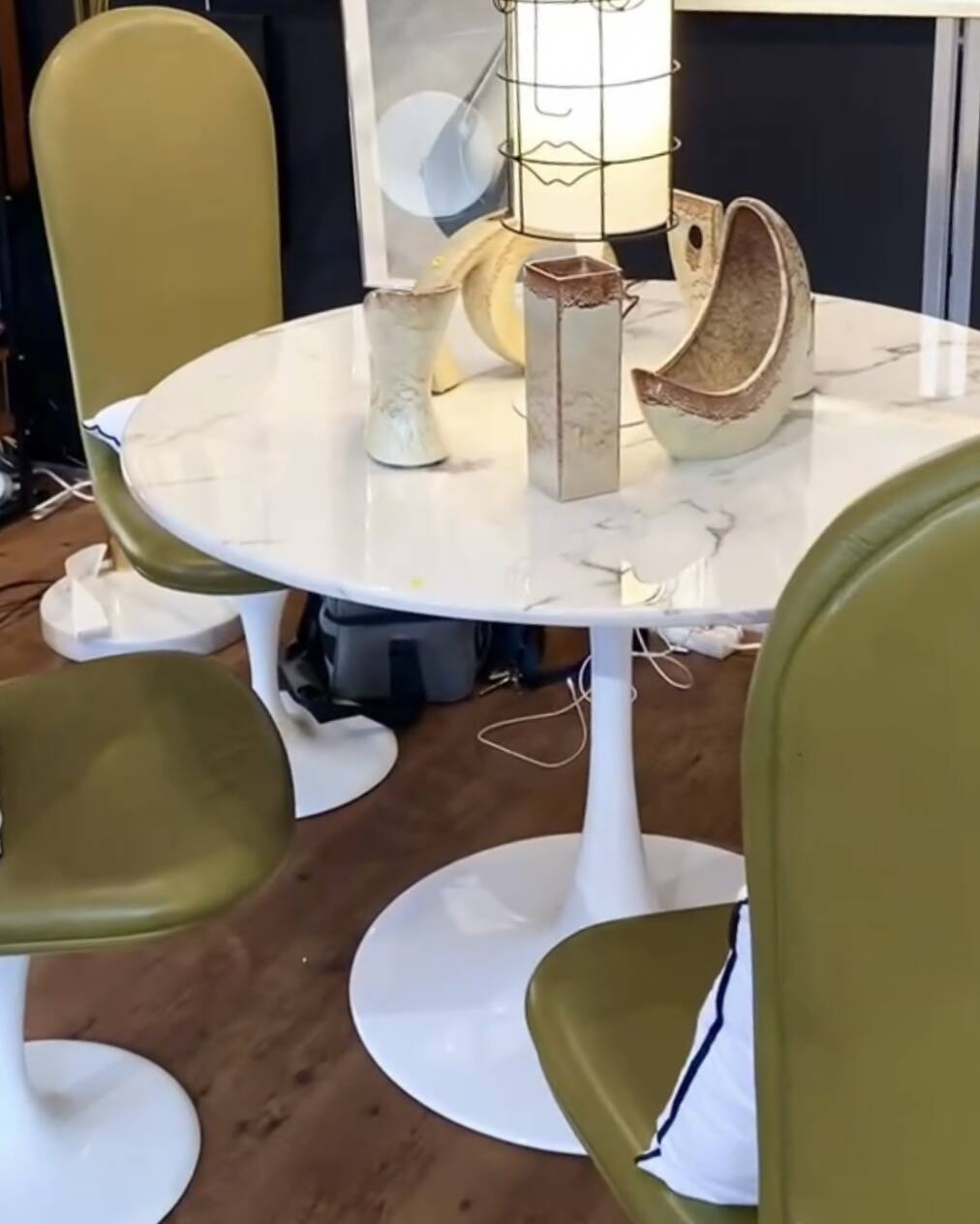 Tulip dining table in marble and lacquered steel 110cm. Seventies design