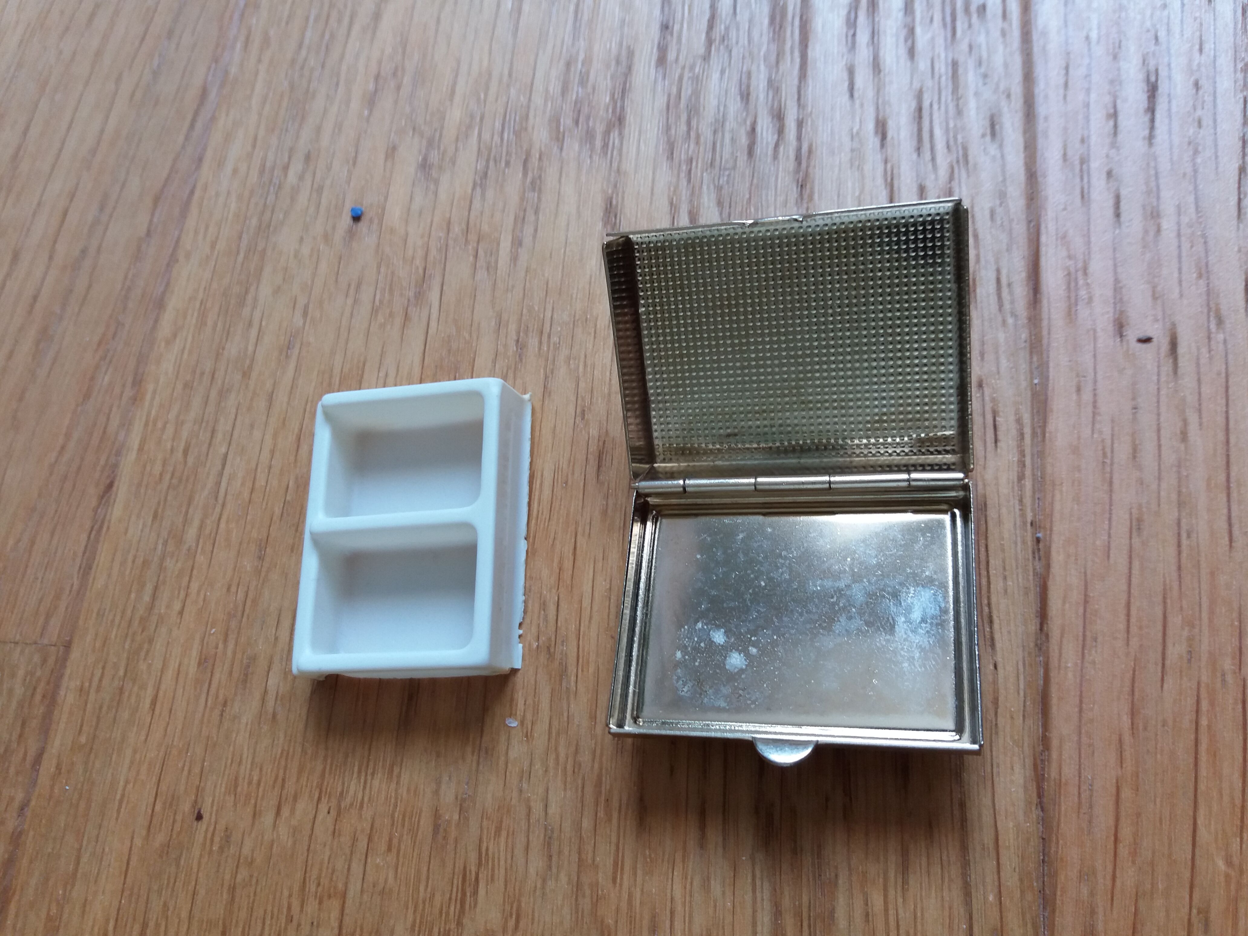 Pillbox gilded metal box and polished marble cabochon