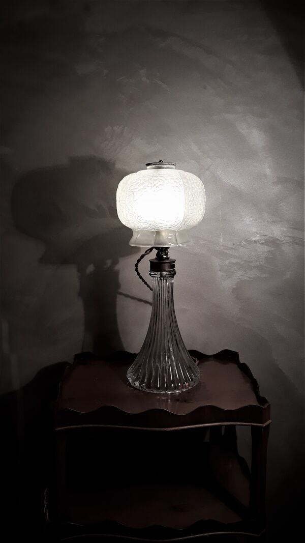 Lampe art deco en verre moulé
