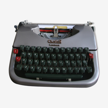 Machine à écrire modèle Courier Oliver des années 60