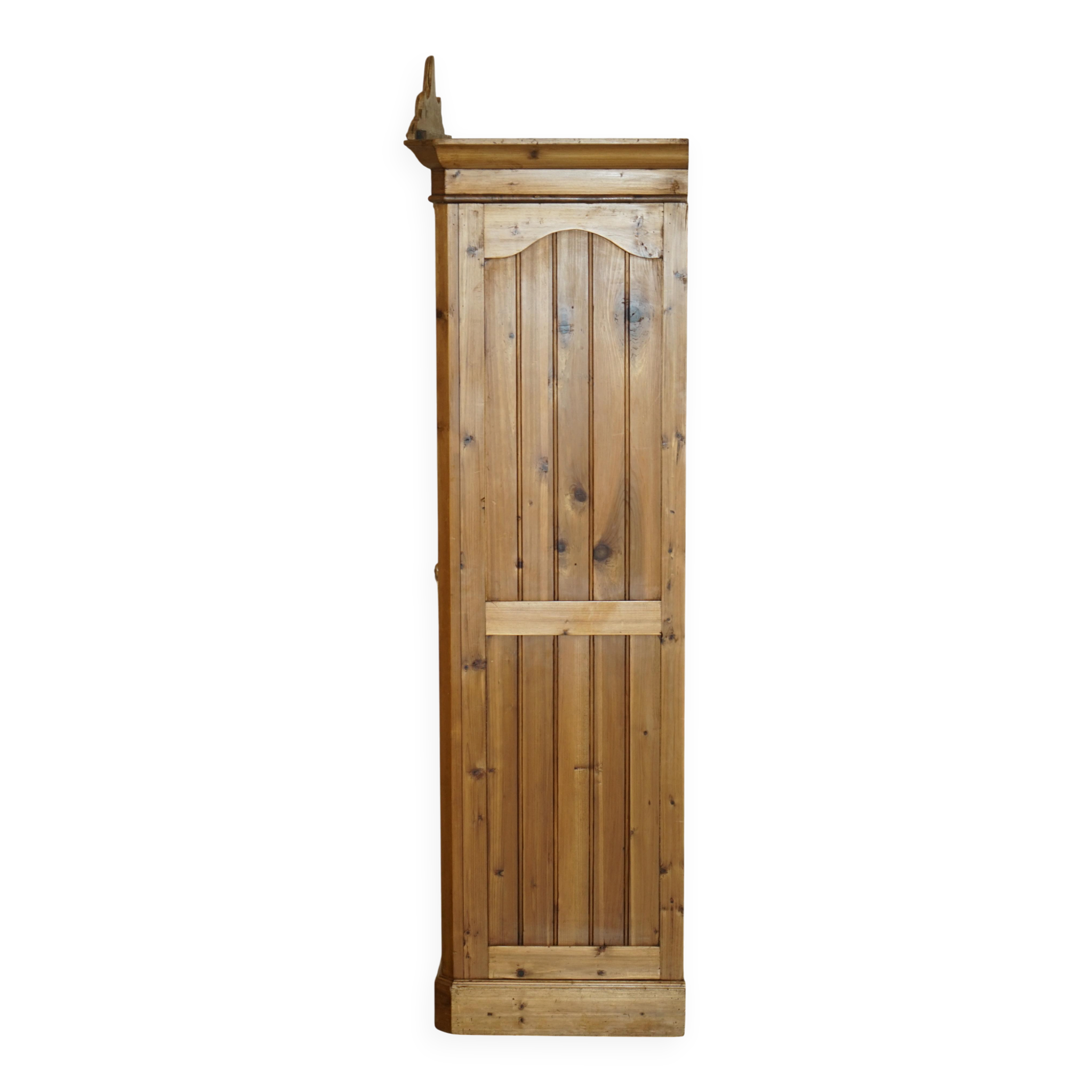 Armoire vintage sculptée main style Art Nouveau