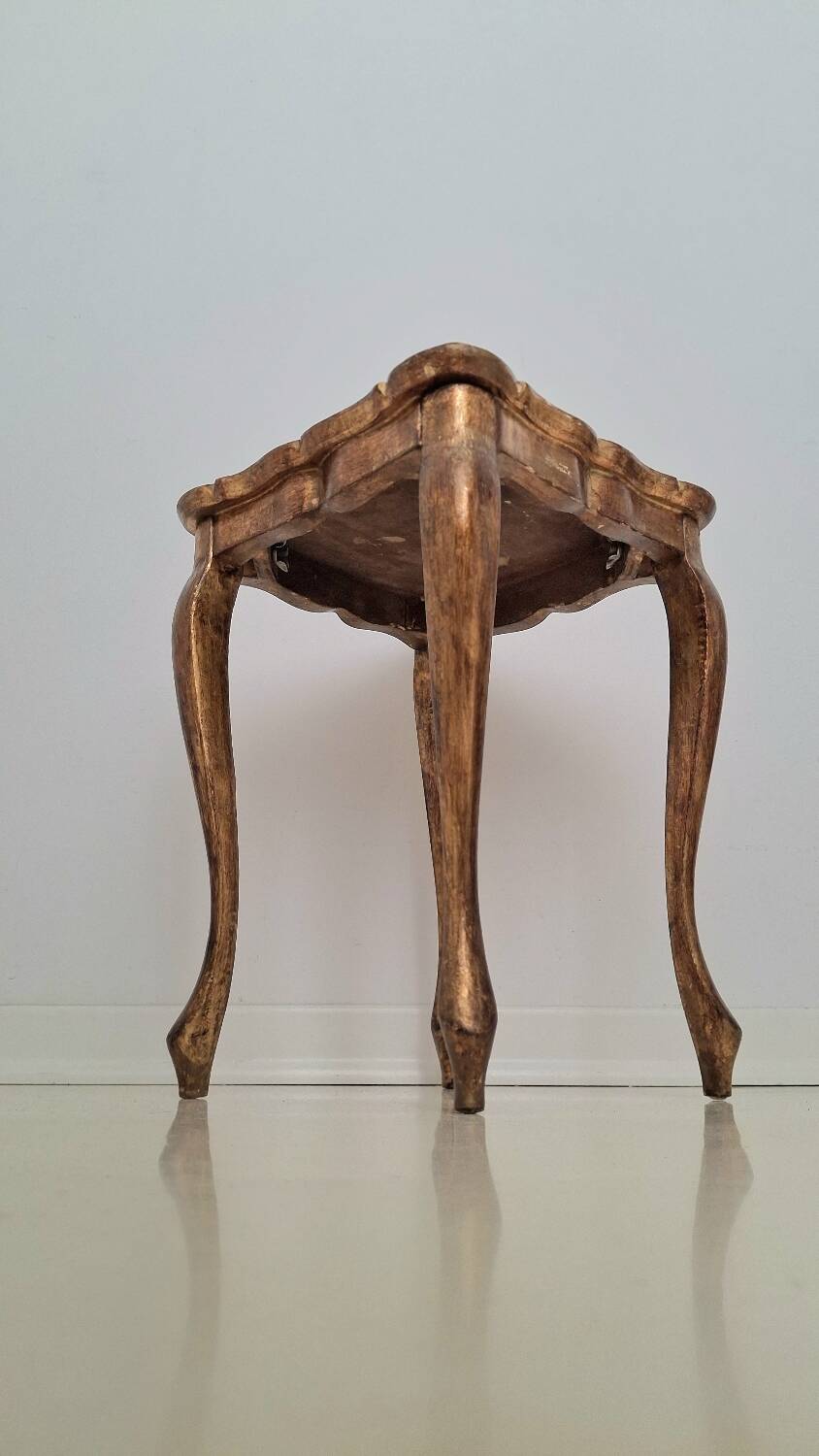 Table d'appoint en bois doré florentin italien du milieu du siècle avec peinture à la main F