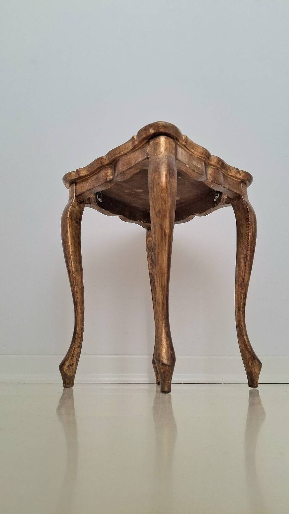 Table d'appoint en bois doré florentin italien du milieu du siècle avec peinture à la main F