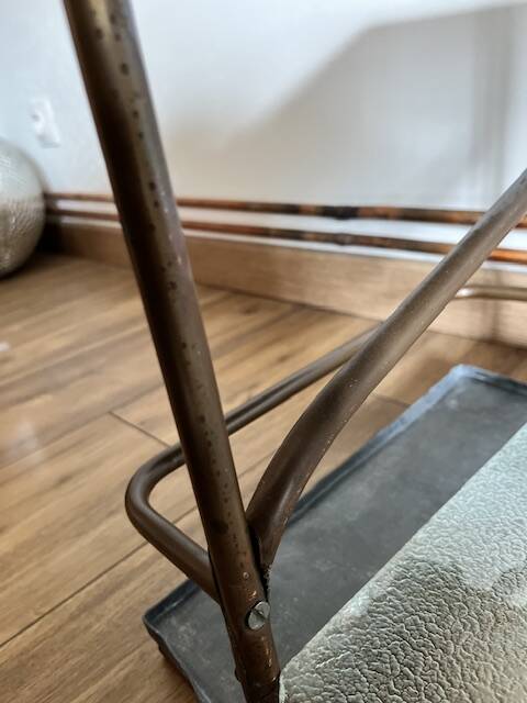 Table basse artisanale et fonctionnelle