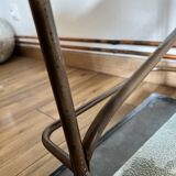 Table basse artisanale et fonctionnelle