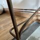 Table basse artisanale et fonctionnelle