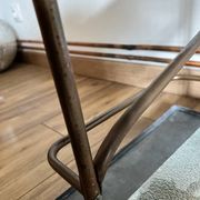 Table basse artisanale et fonctionnelle