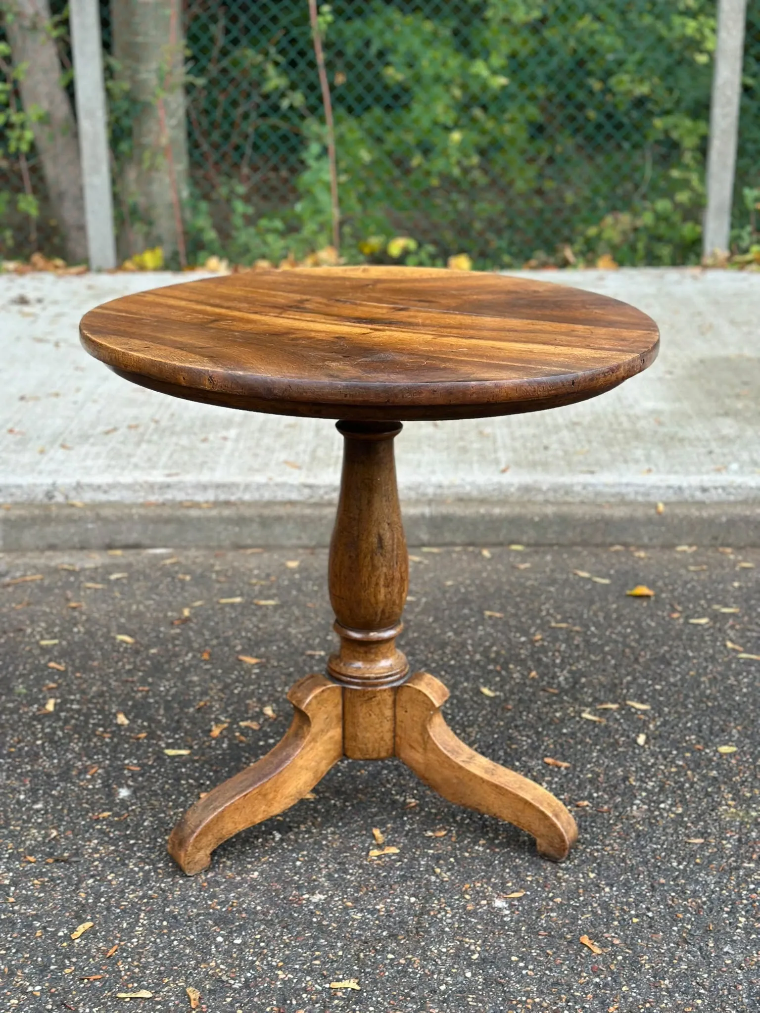 Table ronde Louis Philippe pied central tripode noyer massif XIXe 80x77cm