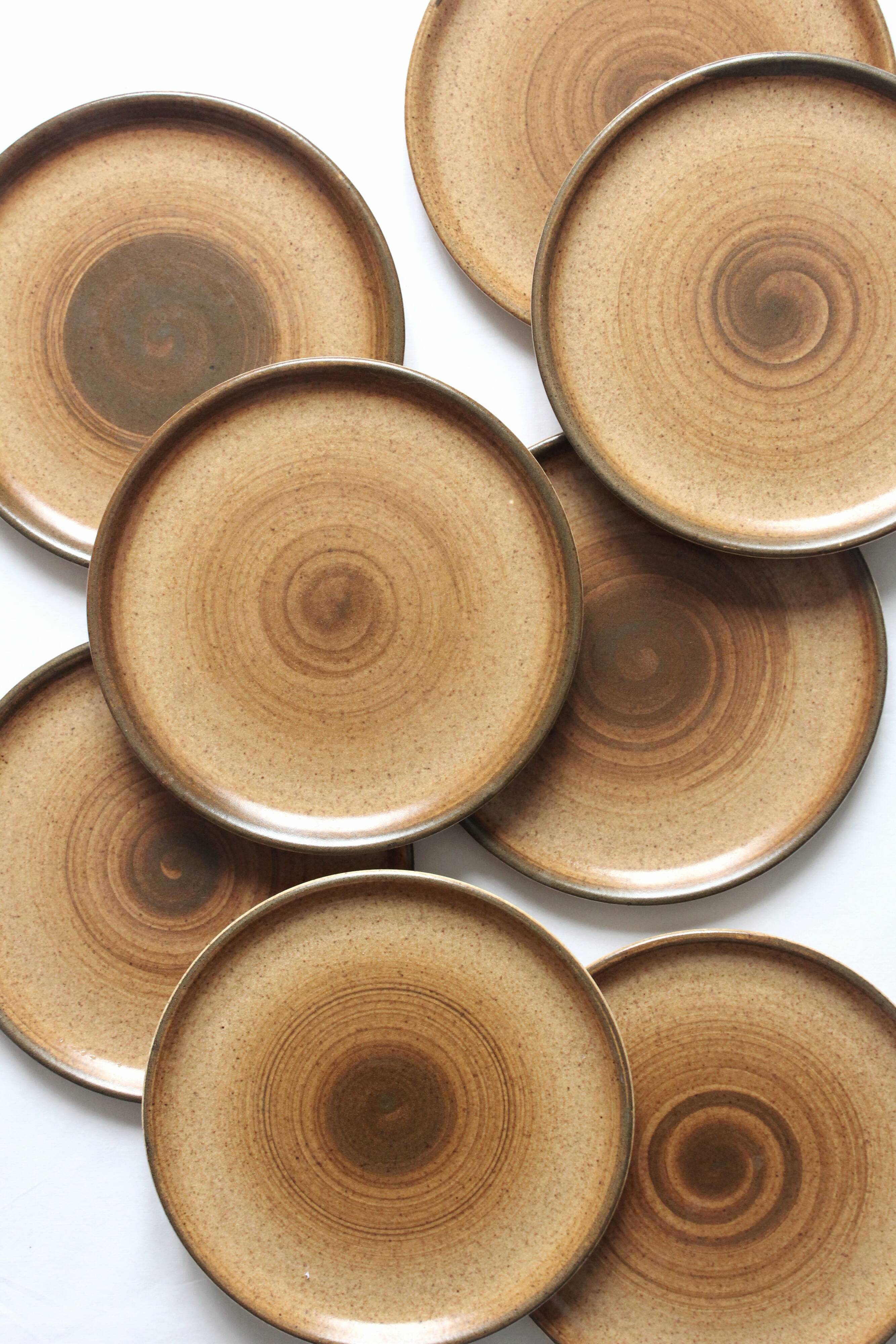 8 vintage flat plates in Longchamp sandstone