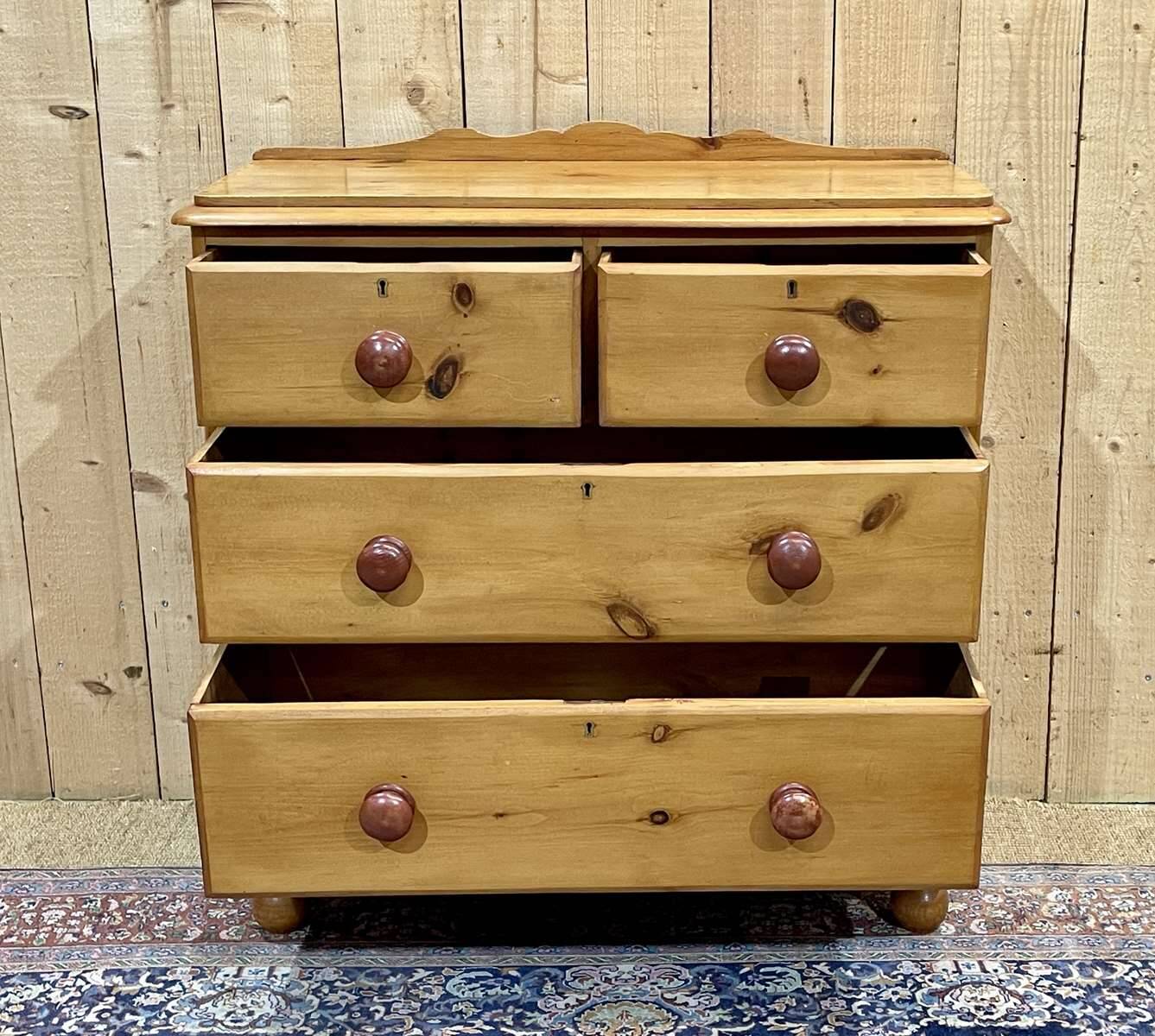 English chest of drawers in pine from the end of the 19th century, 4 drawers
