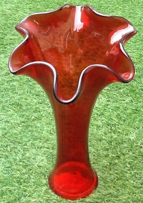 Vase cornet centre de table verre soufflé et coloré rouge rubis