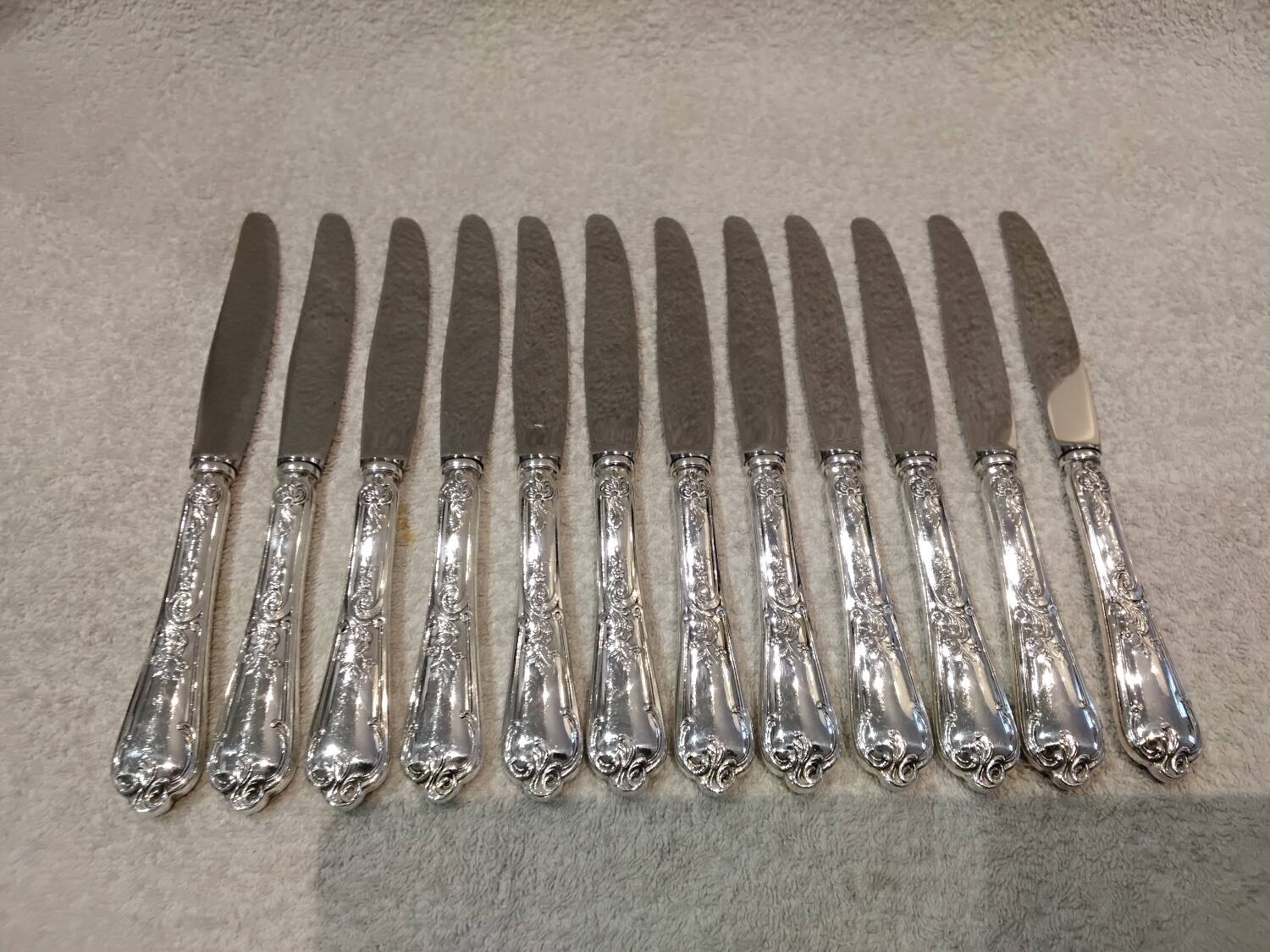 12 silver-plated dessert knives by St Medard, rocaille style, Florian.
