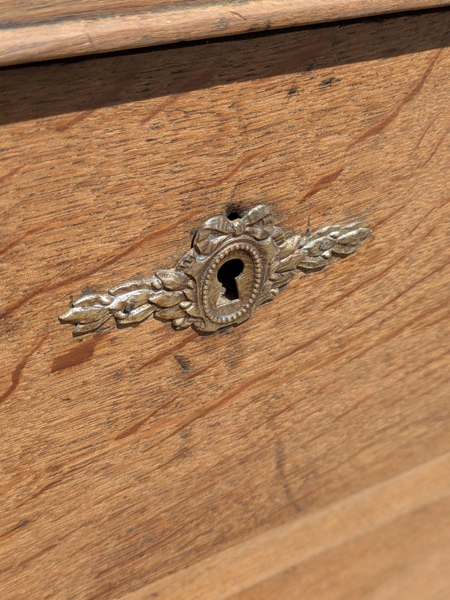 Oak chest of drawers