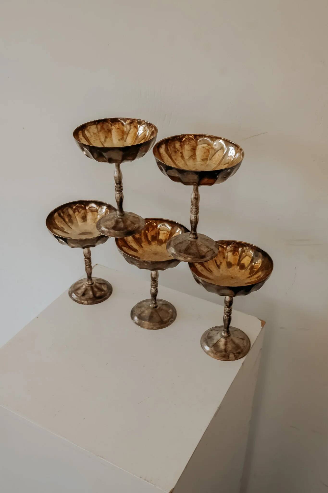 Coupes à champagne vintage en argent plaqué avec intérieur plaqué or — ensemble de 5