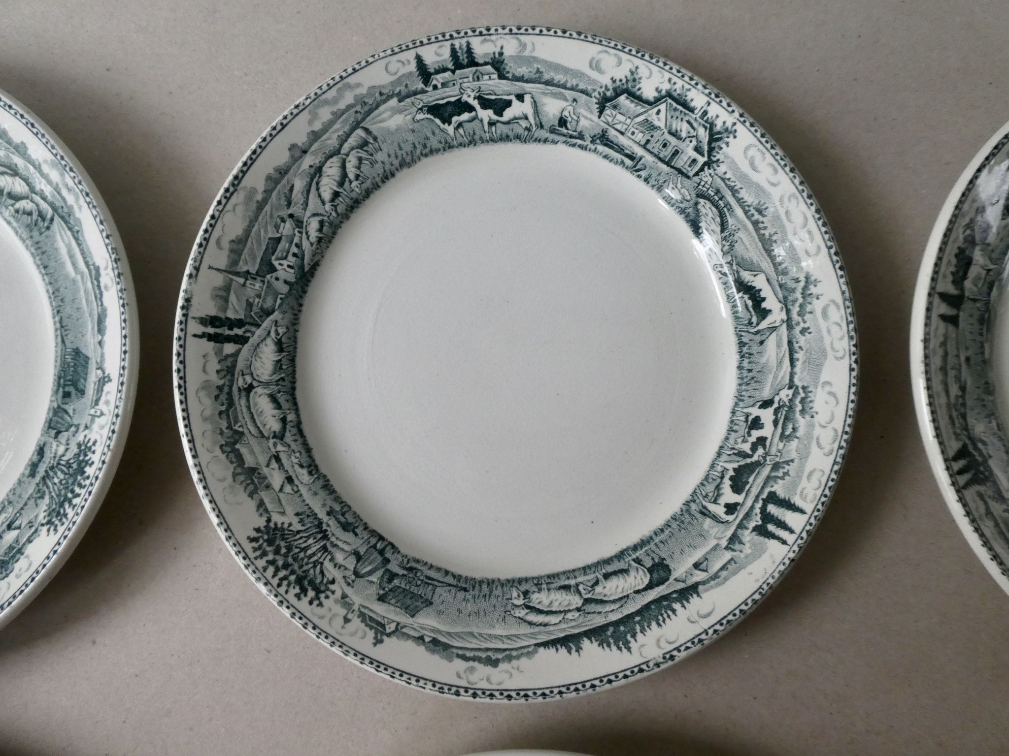 6 assiettes plates Saint Amand, décor la laitière