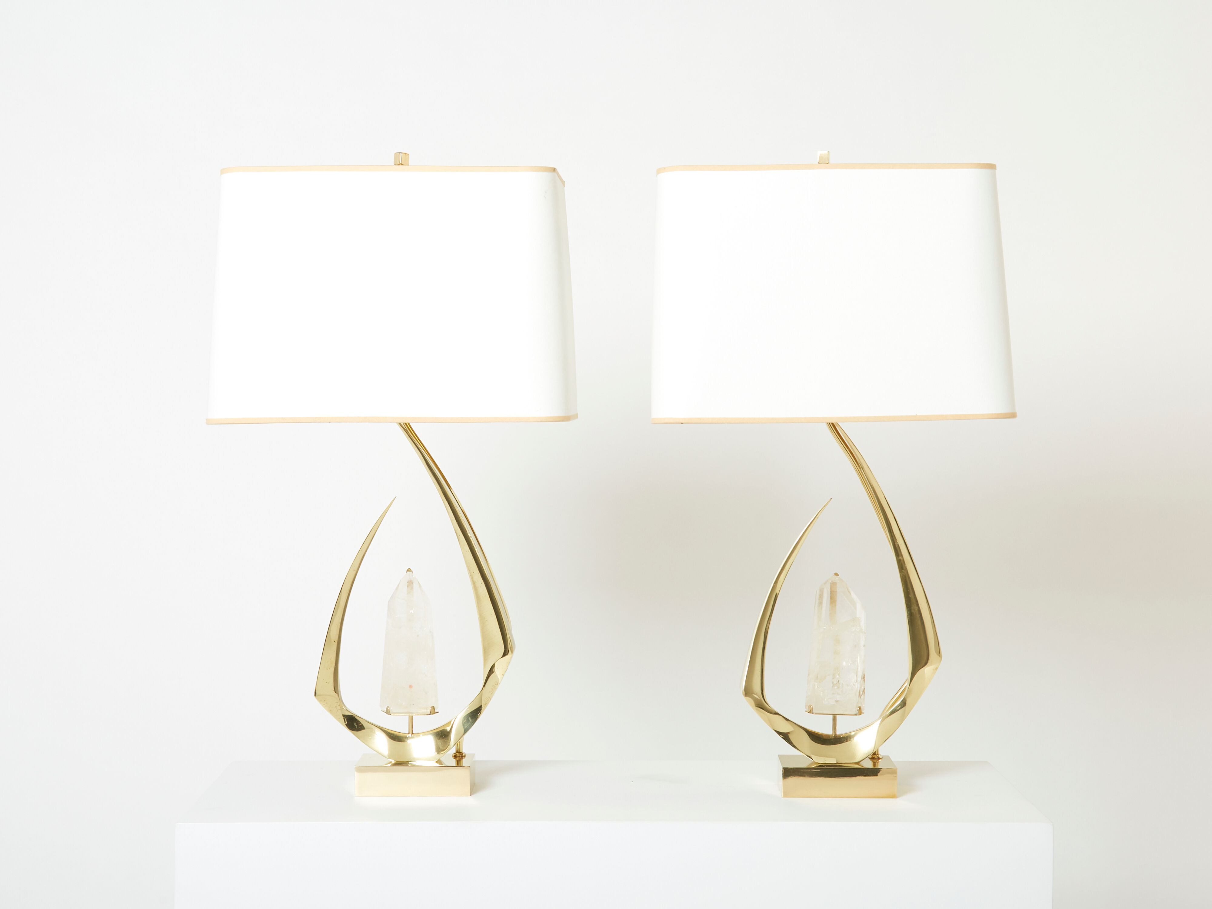 Paire de lampes en laiton cristal de roche signées Willy Daro