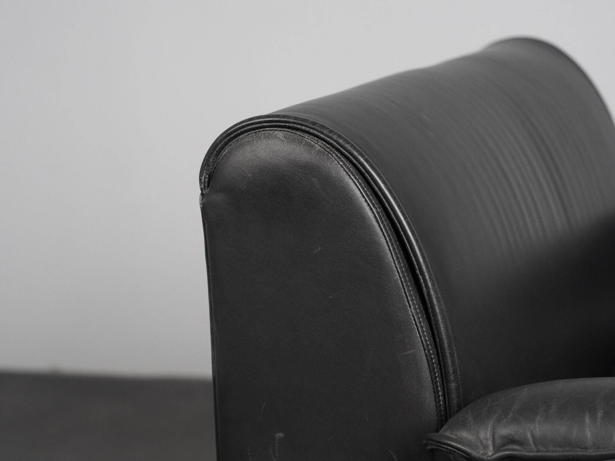 Leather and chrome lounge chair, Italy, 1990s