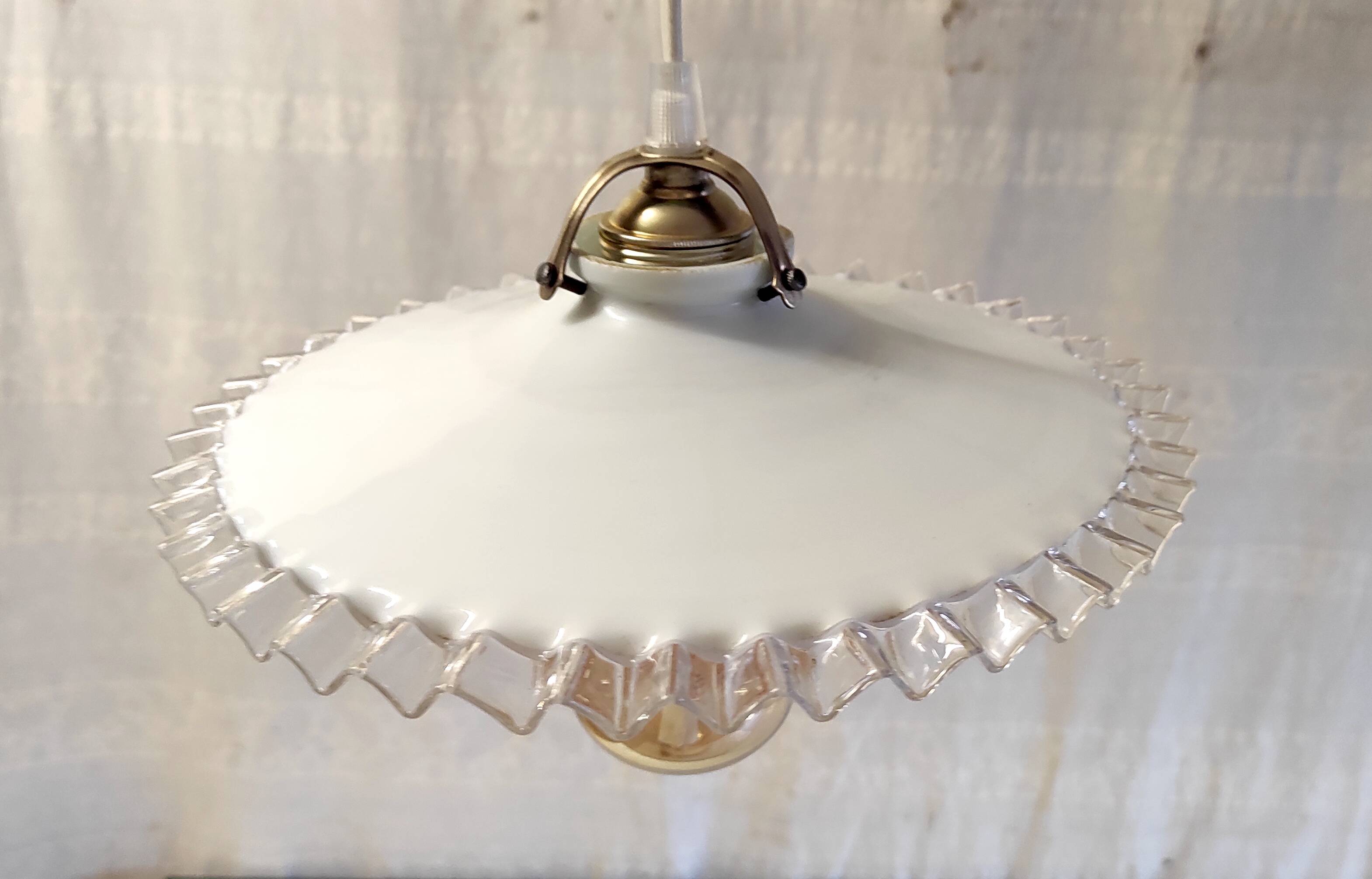 Pleated opaline lampshade with its fitting and E27 socket - mid 20th century.